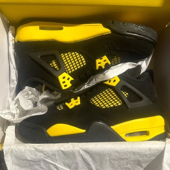 Jordan 4 retro (GS) size 4Y. BRAND NEW NEVER EVER WORN NOT EVEN TRIED ON